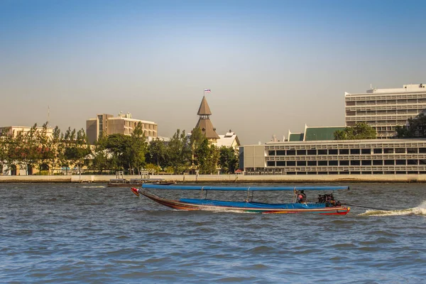 Thammasat Tha Pachan Phraya 강에서 Thammasat은 태국에서 번째로 그랜드 팰리스 — 스톡 사진