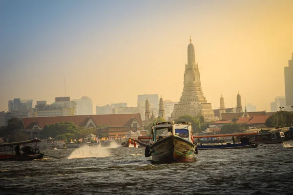 Bangkok, Tayland - 21 Aralık 2017: Su yolu trafiğe Chao Phraya Nehri. Hızlı bir ulaşım hizmeti işletim Chao Phraya Nehri üzerinde Bangkok, Tayland Tayland Chao Phraya botu.