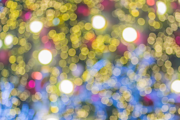 Soyut renkli Noel ağacı aydınlatma dekorasyon bokeh arka plan bulanık. Merry Christmas ve yeni yıl festival kutlaması için dekore edilmiş ve ışıklı Noel ağacının defocused.