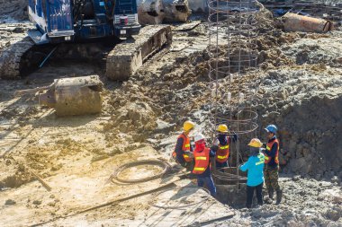 İnşaat işçisi haddelenmiş deforme çelik barlar koymak veya yığın takviye bar çelik takviye çubuğu beton için fabrikasyon delik. Fore Kazık delik dökme betonarme öğelerdir.