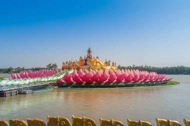 Dev pembe lotus genel Wat Samarn tapınağında Chachoengsao, Thailand Center'da Buda görüntülerle Nehri üzerinde.