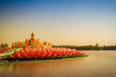Dev pembe lotus genel Wat Samarn tapınağında Chachoengsao, Thailand Center'da Buda görüntülerle Nehri üzerinde.