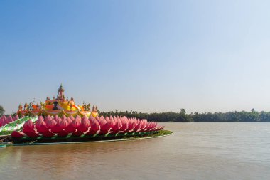Dev pembe lotus genel Wat Samarn tapınağında Chachoengsao, Thailand Center'da Buda görüntülerle Nehri üzerinde.