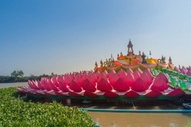 Dev pembe lotus genel Wat Samarn tapınağında Chachoengsao, Thailand Center'da Buda görüntülerle Nehri üzerinde.