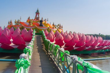 Dev pembe lotus genel Wat Samarn tapınağında Chachoengsao, Thailand Center'da Buda görüntülerle Nehri üzerinde.