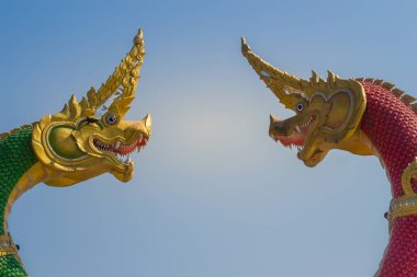 Renkli nagas heykel genel Wat Samarn tapınağında Chachoengsao, Thailand.