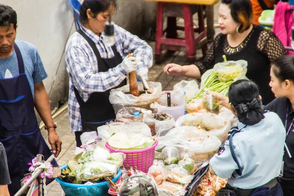 Bangkok Thailand December 2017 Street Hawker Matlagning För Papaya Sallad — Stockfoto