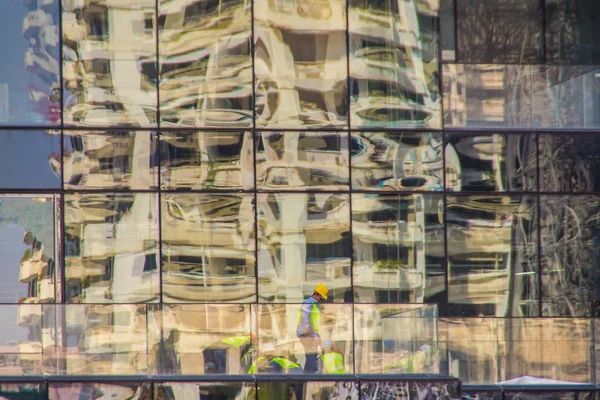 Moderne Wolkenkrabber Gebouw Met Glazen Als Gevolg Van Werknemers Bouwplaats — Stockfoto