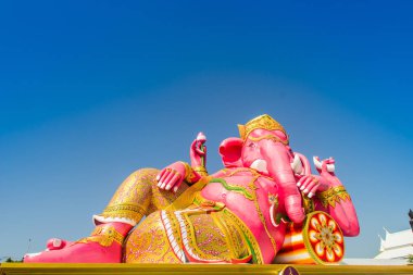 Dev pembe ganesha heykel wat Samarn, Chachoengsao, Thailand. Ganesha Ganapati olarak da bilinir, Vinayaka, Pillaiyar ve Binayak, Hindu Panteon içinde en çok tanınan ve en tapılan tanrıları biridir.