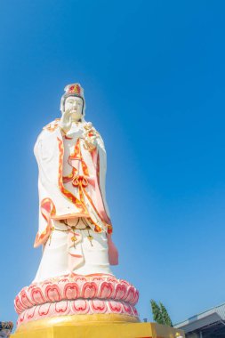 Dev beyaz Guanyin heykeli mavi gökyüzü arka plan ile. Guanyin veya Guan Yin Mahayana Budistler ve Çin Halk dinler, bir Doğu Asya bodhisattva olarak da bilinen 