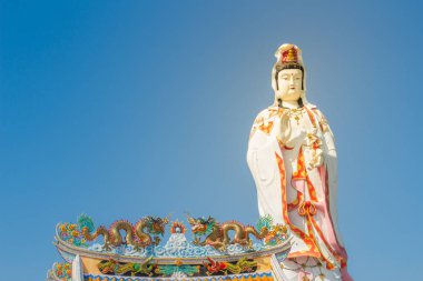 Dev beyaz Guanyin heykeli mavi gökyüzü arka plan ile. Guanyin veya Guan Yin Mahayana Budistler ve Çin Halk dinler, bir Doğu Asya bodhisattva olarak da bilinen 