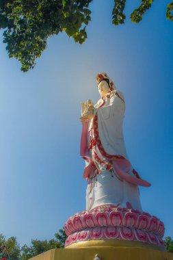 Dev beyaz Guanyin heykeli mavi gökyüzü arka plan ile. Guanyin veya Guan Yin Mahayana Budistler ve Çin Halk dinler, bir Doğu Asya bodhisattva olarak da bilinen 