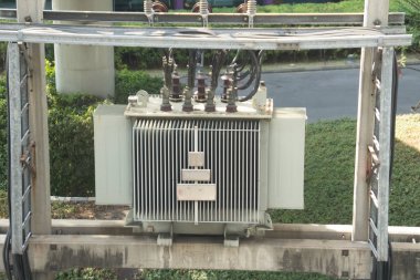 Elektrik kutuplarında elektrik yalıtımı ve elektrik santralinde elektrikli ekipman bulunan yüksek voltajlı trafo..