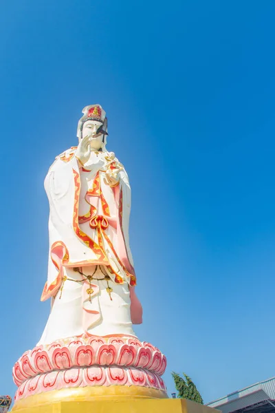 Statuie Albă Gigantică Guanyin Fundal Albastru Guanyin Sau Guan Yin — Fotografie, imagine de stoc