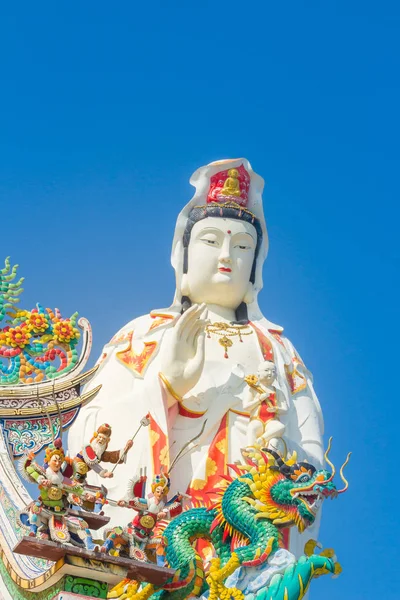 巨大的白色观音雕像 背景是蓝天 观音或观音是大乘佛教和中国民间宗教的东亚菩萨 在英语中也被称为 观音菩萨 — 图库照片