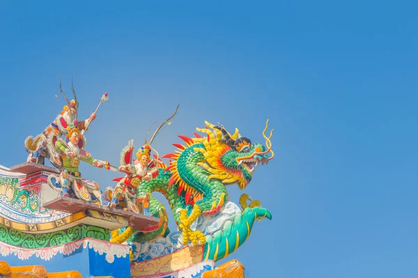 Schöne Große Fratzendrachen Die Auf Dem Dekorativen Ziegeldach Chinesischer Tempel — Stockfoto