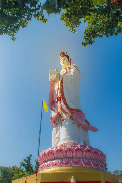 Statua Gigante Guanyin Bianco Con Sfondo Cielo Blu Guanyin Guan — Foto Stock