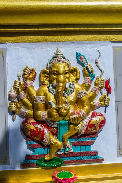 Kleurrijke Ganesha Hindoe God Avatar Afbeeldingen Stucwerk Laag Reliëf Witte — Stockfoto