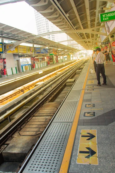 Bangkok Thailand Dezember 2017 Passagiere Warten Bahnsteig Des Bts Bahnhofs — Stockfoto