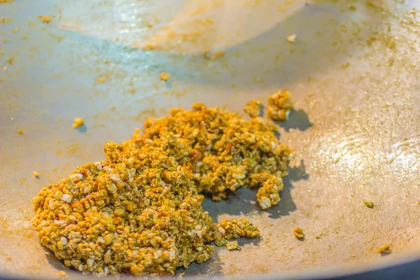 Tay satıcı el kadar tatlı Krayasat, Budist dini olaylar için hazırlanan bir Tay tatlı pişerken kapatın. Krayasat imal edilmiş fıstık, şeker kamışı, yapışkan pirinç, susam ve Hindistan cevizi.