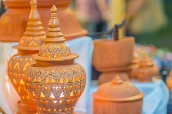 タイのスタイル パターンで美しい手作り粘土セラミック ランプ タイ風の質感を持つ土器陶器ランプ — ストック写真