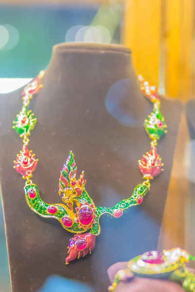 Colar Ouro Estilo Tailandês Bonito Com Pedras Preciosas Multi Coloridas — Fotografia de Stock