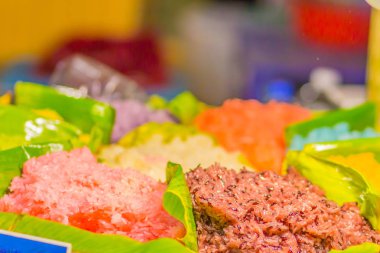 Hindistan cevizi sütü için renkli yapışkan pirinç yemek ile olgun mango. Mango yapışkan pirinç yapışkan pirinç, taze mango ve Hindistan cevizi sütü ile yapılan geleneksel Tay tatlı var. Seçici odak.