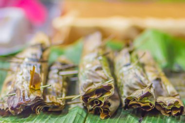 Nipa hurma tatlısı (Khanom jaak), Tay sweetmeat un, Hindistan cevizi ve şeker yapılmış, nipa hurma yaprakları içinde sarılmış ve ızgara.