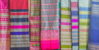 Kuzey Tayland tarzı giysi üzerinde desenli ve yerel bit pazarı satışa giyim güzel.