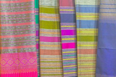 Kuzey Tayland tarzı giysi üzerinde desenli ve yerel bit pazarı satışa giyim güzel.