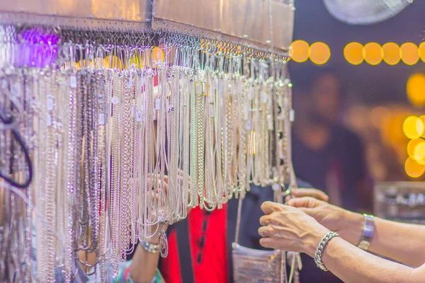 Cerca Mano Del Cliente Mientras Elige Collar Plata Venta Mercado — Foto de Stock