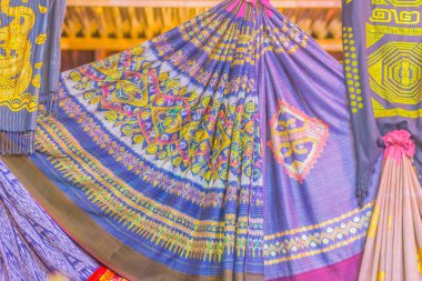 Güzel kuzeydoğu Tayland tarzı giysi üzerinde desenli ipek ve giyim itibariyle yerel bit pazarı Satılık.