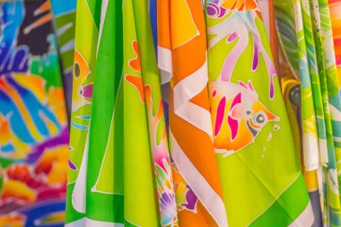 Giysi ve Bangkok, Tayland, Thailand, gece pazarında Satılık Kumaş boyalı güzel desenli üzerinde Güney Tay tarzı kravat