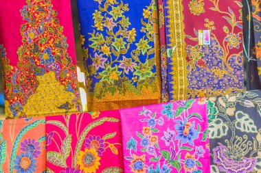 Güney Tay tarzı giysi, batik desenli ve yerel bit pazarı satışa giyim güzel.