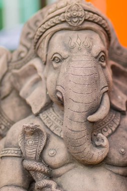 Ganesha kafayla kobra genel Park, olarak da bilinen Ganapati, Vinayaka, Pillaiyar ve Binayak, fil kafası üzerinde o bir yılan ve kırık bir gövde bağları koca göbeğimden gri taş heykeli.