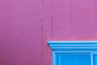 Metin için pencere çerçeve köşe ve kopya alanı yer ile turuncu duvar.