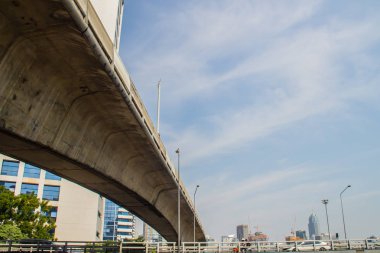 Gökyüzü tren Köprüsü yapısıyla kiriş ve kiriş mavi gökyüzü arka plan altında. Demiryolu ve paralı yol kentin mavi gökyüzü arka plan ile. Bangkok, Tayland için ortak alan.