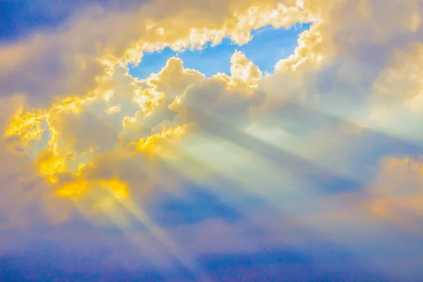 Sonnenstrahlen Die Durch Die Wolke Tal Scheinen Abendsonne Mit Sonnenstrahlen — Stockfoto