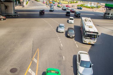 Bangkok, Tayland - 13 Ocak 2018: kolay izin seyahat nadir açık asfalt yol. Bangkok, bir dünyanın en büyük acele saat trafik gecikmeler sıkışık trafik sıkışıklığı ile şehrin.