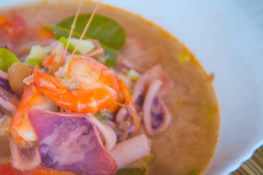 Tom yam kung, veya Baharatlı karides çorba, bir klasik baharatlı limon otu ve karides çorbası tarifi includind kalamar ve diğer deniz ürünleri Tayland. Olarak da bilinen Tom Yum Goong.