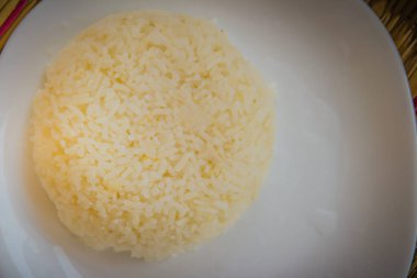 Metniniz için kopya alanı ile beyaz çanak Yasemin pirinç pişmiş.