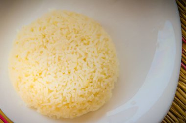 Metniniz için kopya alanı ile beyaz çanak Yasemin pirinç pişmiş.