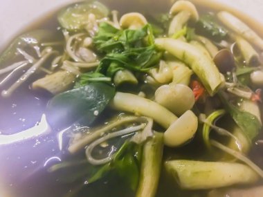 Karışık mantar çorbası (Kaeng Hed Ruam), bitkisel malzemelerle ünlü kuzeydoğu Tayland yemeği..