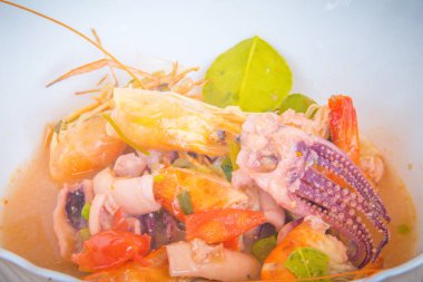 Tom yam Kung veya Baharatlı karides çorbası, kalamar ve Tayland diğer deniz ürünleri de dahil olmak üzere bir klasik baharatlı limon otu ve karides çorbası tarifi. Olarak da bilinen Tom Yum Goong.