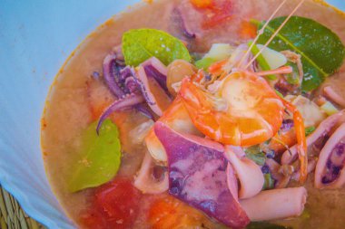 Tom yam Kung veya Baharatlı karides çorbası, kalamar ve Tayland diğer deniz ürünleri de dahil olmak üzere bir klasik baharatlı limon otu ve karides çorbası tarifi. Olarak da bilinen Tom Yum Goong.