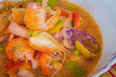 Tom yam Kung veya Baharatlı karides çorbası, kalamar ve Tayland diğer deniz ürünleri de dahil olmak üzere bir klasik baharatlı limon otu ve karides çorbası tarifi. Olarak da bilinen Tom Yum Goong.