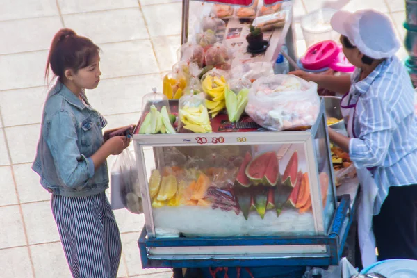Bangkok Thailand Januari 2018 Säljaren Säljer Snabbmat Till Köparen Gångstig — Stockfoto
