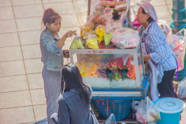バンコク 2018 販売人歩道の屋台で購入者に販売屋台 バイヤーは仕事の後帰宅時に屋台の食べ物を買っています — ストック写真