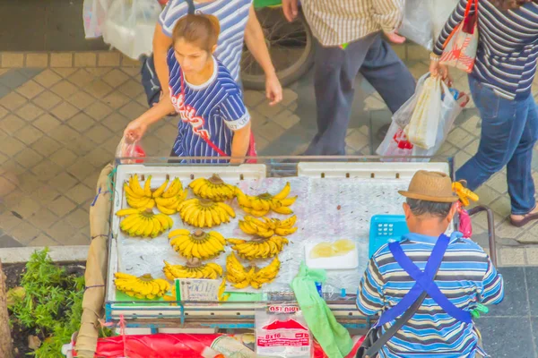 Bangkok Tajlandia Stycznia 2018 Sprzedawca Sprzedaje Uliczni Nabywcy Straganie Chodnik — Zdjęcie stockowe