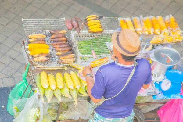 バンコク 2018 販売人歩道の屋台で購入者に販売屋台 バイヤーは仕事の後帰宅時に屋台の食べ物を買っています — ストック写真